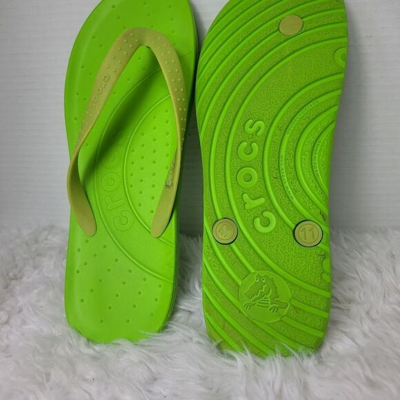 Crocs Chawaii Men's Size 11 Flip Flops Thongs Volt Green Beach Comfort - Picture 11 of 11